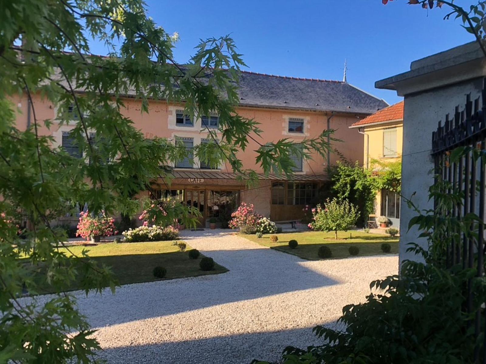 Domaine Hotel De France Cunfin Exterior photo